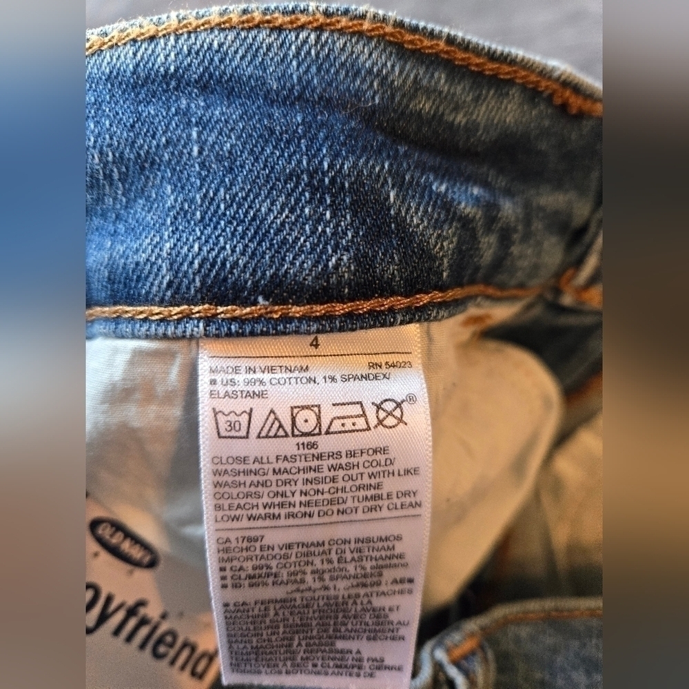 NWT, Old Navy, Boyfriend Distressed Cutoff Jean Shorts, Size 4, Medium Wash - Picture 9 of 10